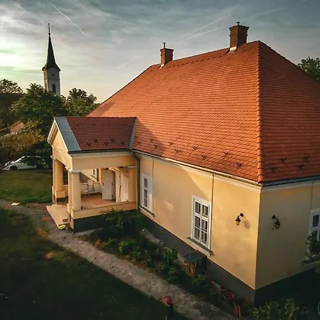 Apartament Dinnyes Kuria